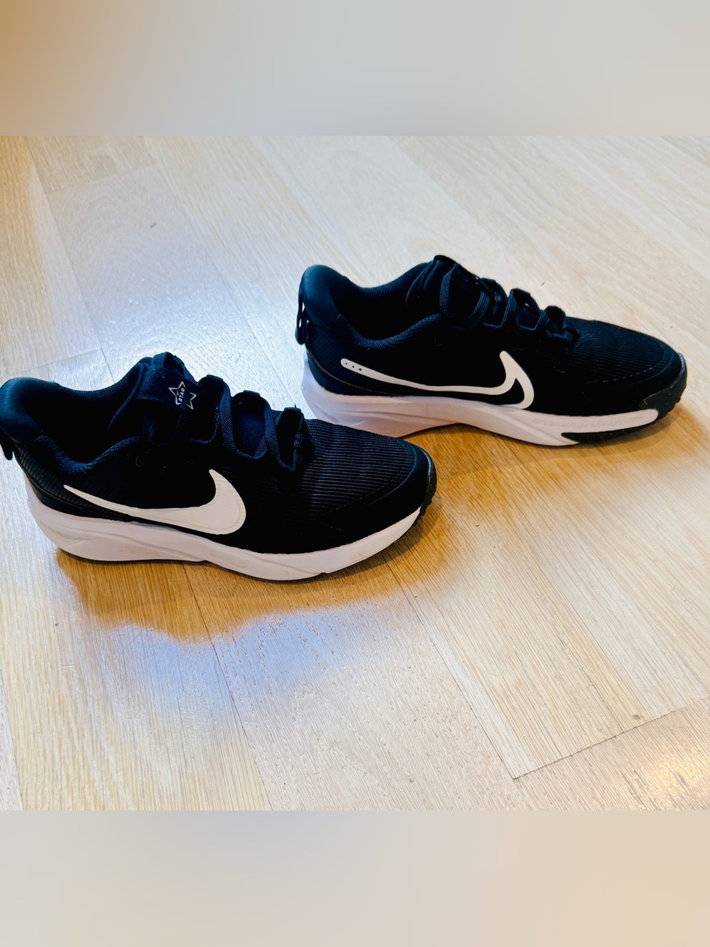 Nike Star Runner 4 Sneakers - Black and White - Size 1 Little Kids